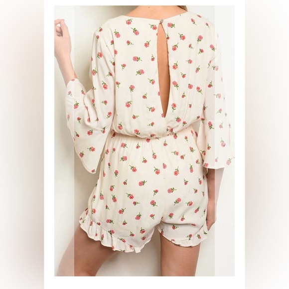 BNWOT Everly Cream Smocked Ruffled romper size M - Picture 5 of 5